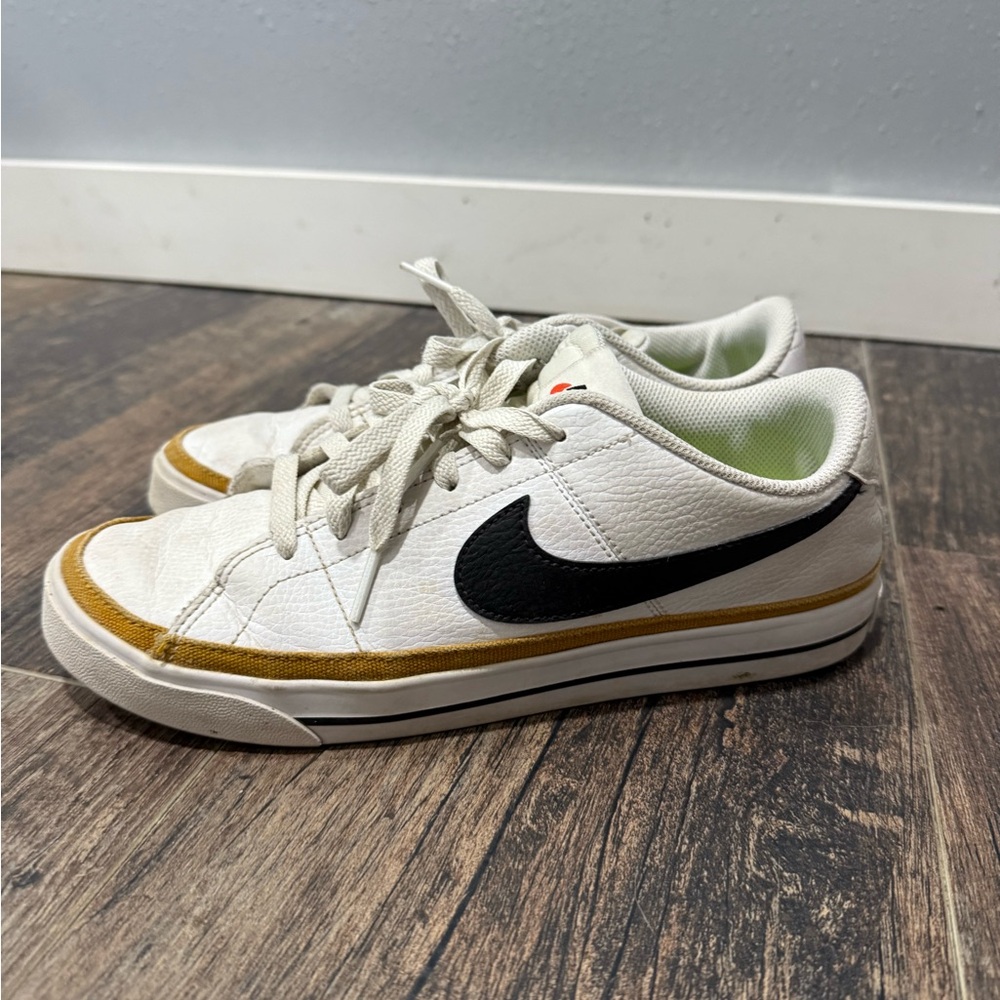 Nike White and Black Sneakers